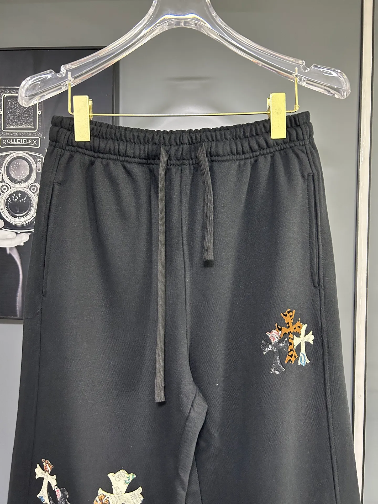 P220 Chrome Hearts 25 new colorful cross-mark loose straight trousers 2025 autumn and winter new embroidered elastic band casual trousers, customized fabrics at the counter. Made of 400g high-version terry fabric, with high breathability and comfort, impeccable details, no pilling and no deformation, brand element design concept, reflecting high quality. It feels delicate and soft! It presents casual tailoring, the same style for men and women, and the upper body shape is awesome! Size: S M L XL Color: Black